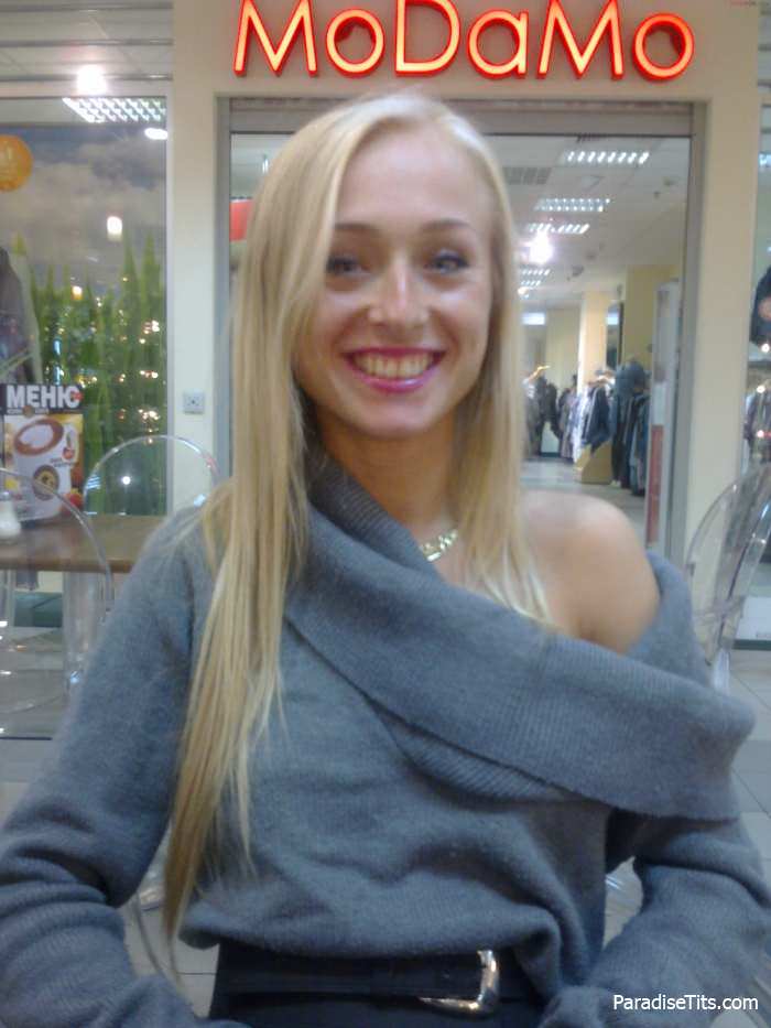 Домашнее порно фото: Русская блондинка Лена показывает пизду