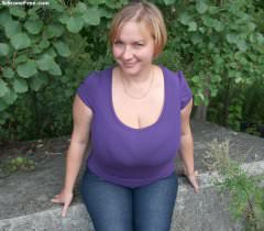 Русская леди показывает публике свои огромные сиськи на порно фото