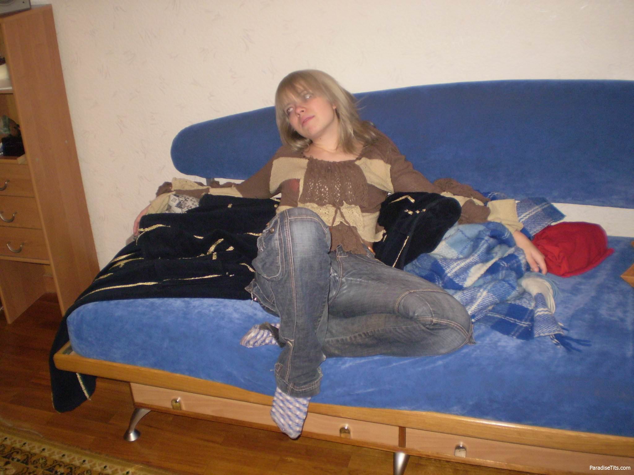 На домашних порно фото молодая русская женщина игриво позирует обнаженной, желая сочного траха