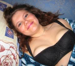 Толстая бабенка заманчиво соблазняет своим телом на домашних порно фото