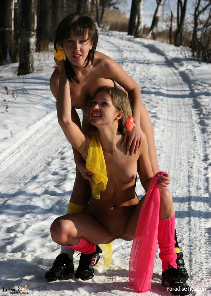 Веселые и смешные сучки похотливо резвятся среди снегов, выставив голые пёзды - невиданные порно фото