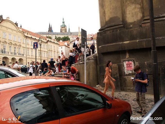 Фото, где молодая порно актриса тренирует свои навыки и занимается нудизмом на улице