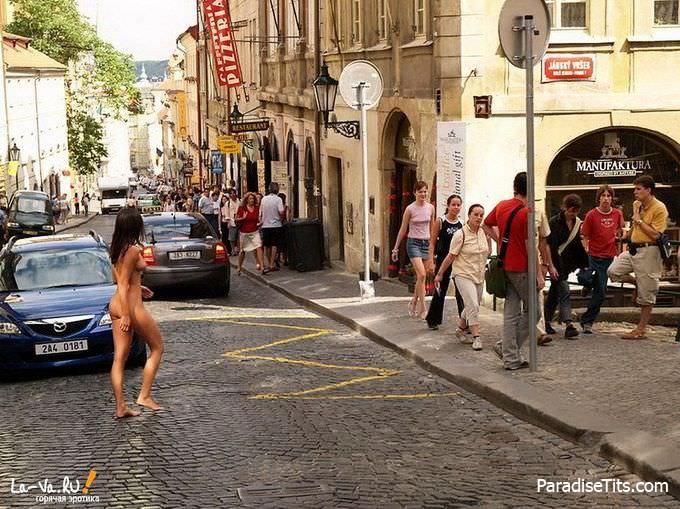 Фото, где молодая порно актриса тренирует свои навыки и занимается нудизмом на улице