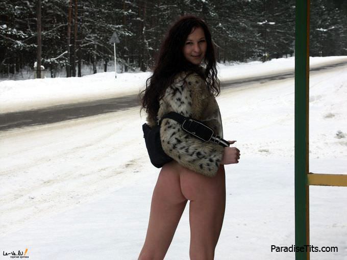 Симпатичная женщина с голой пиздой и потрясающими сиськами кукует на фото возле магистрали