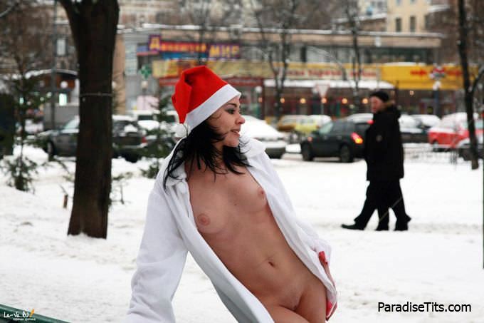 На частных порно фото русская крошка позирует голой зимой на улице