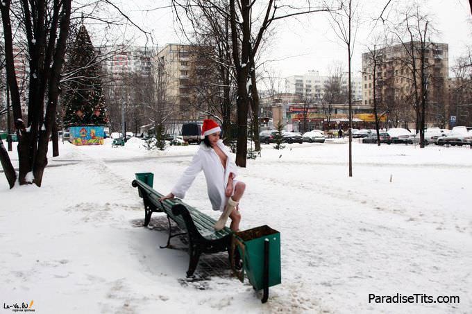 На частных порно фото русская крошка позирует голой зимой на улице