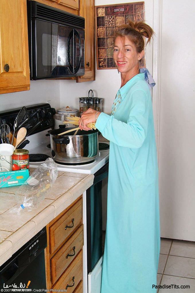 Порно фото, где зрелая женщина без комплексов догола разделась на кухне