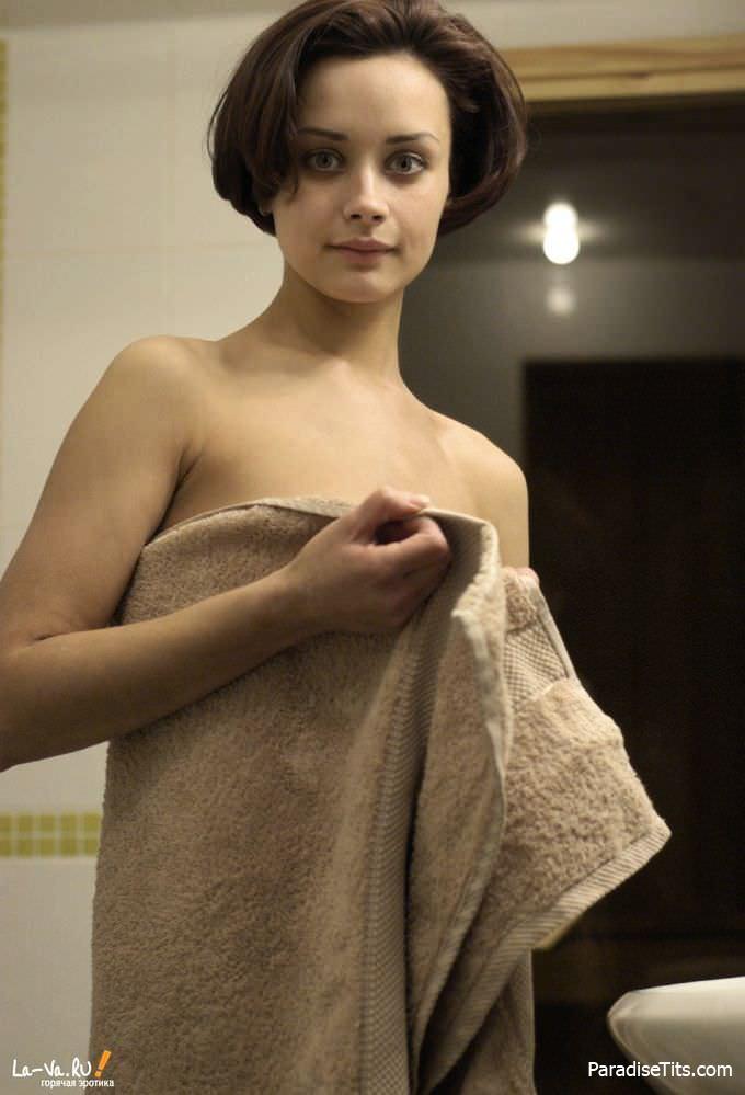 Соблазнительная молодая дама на бесплатных порно фото пошла в ванную и скинула полотенце