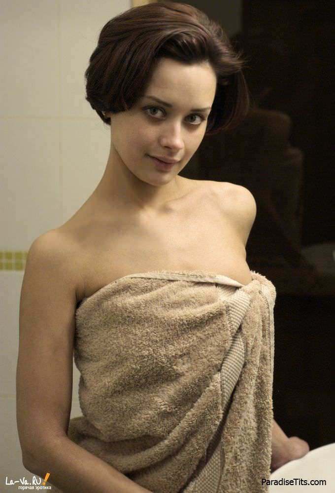 Соблазнительная молодая дама на бесплатных порно фото пошла в ванную и скинула полотенце
